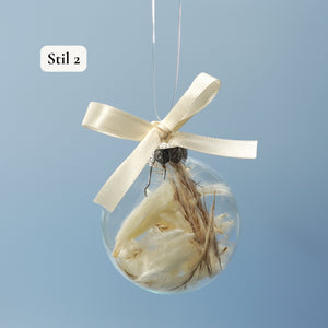 Personalisierte Weihnachtskugel aus Glas mit Trockenblumen und individuellem Text